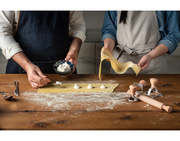 Ravioli Stempel von MARCATO mit rundem Kopf aus Aluminiumdruckguss und Griff aus Massivholz, Farben Silber, Natur und Braun.