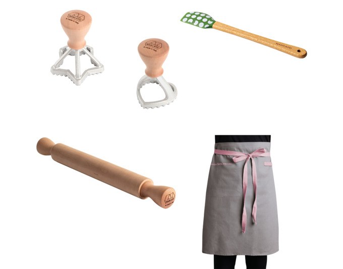 Backzubehör-Set von MARCATO mit sternförmigem und herzförmigem Ravioli-Stempel, Teigschaber, Holzteigroller und Schürze in Silber, Natur und Braun.