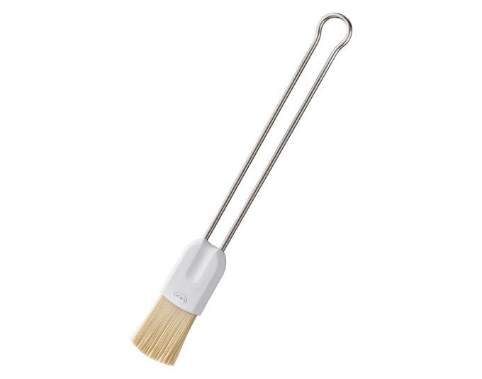 Backpinsel RÖSLE Pro mit silbernem Edelstahl-Drahtgriff und beigen PBT-Kunststoffborsten, schlanke Form für gleichmässiges Bestreichen.