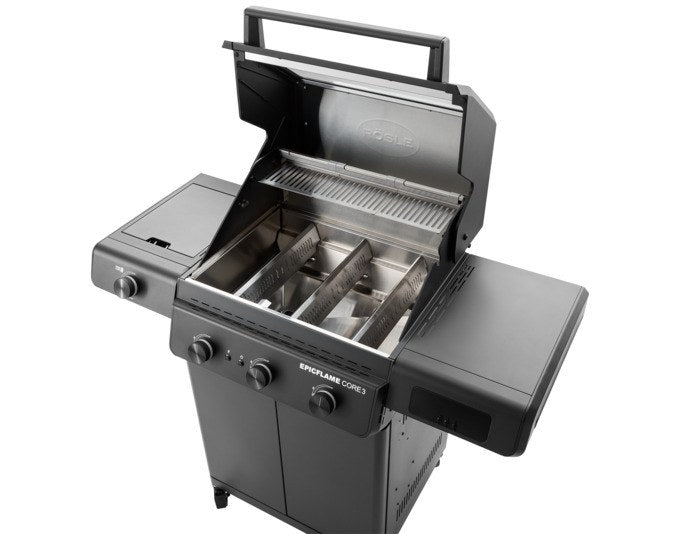Schwarzer RÖSLE Gasgrill Epicflame Core 3/50mbar mit drei Edelstahlbrennern, Glasdeckel, Seitentisch und Unterschrank mit Schubladen.