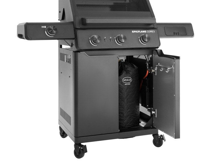 Schwarzer RÖSLE Gasgrill Epicflame Core 3/50mbar mit drei Edelstahlbrennern, Glasdeckel, Seitentisch und Unterschrank mit Schubladen.