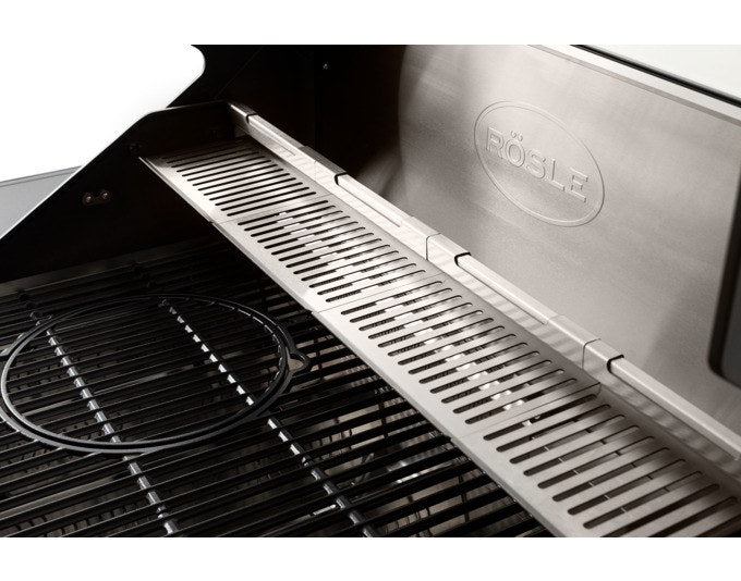 Schwarzer RÖSLE Gasgrill Epicflame Core 3/50mbar mit drei Edelstahlbrennern, Glasdeckel, Seitentisch und Unterschrank mit Schubladen.