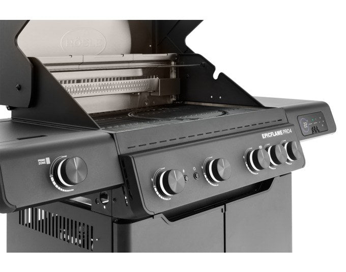 RÖSLE Gasgrill Epicflame Pro 4 in Schwarz mit Seitentischen, Edelstahlkomponenten, emailliertem Gusseisen-Grillrost und geschlossenem Unterschrank.