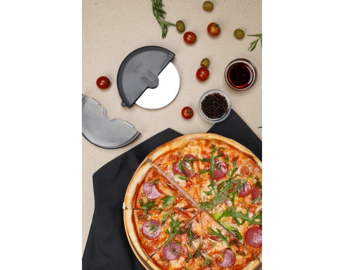 Graues ZYLISS Pizzarad aus Weizenstroh mit Edelstahlklinge, rundes Schneidrad mit ergonomischem Griff und Klingenschutz.