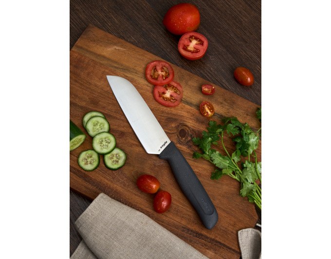 ZYLISS Santokumesser mit 15 cm langer Edelstahlklinge und ergonomischem Griff aus Weizenstrohmaterial in Grau-Silber, freigestellt fotografiert.