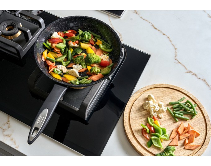 Schwarze ZYLISS Bratpfanne Ultimate aus Aluminium mit keramischer Antihaftbeschichtung, rund, ø 24 cm, mit ergonomischem Griff, Ansicht von schräg oben.