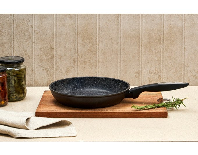 Schwarze ZYLISS Bratpfanne Ultimate Keramik aus Aluminium mit keramischer Antihaftbeschichtung, rundes Format ø 28 cm, ergonomischer Griff sichtbar.