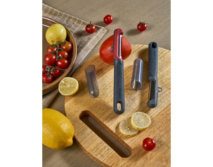 Zwei ZYLISS Schäler in Grau und Rot: Universal- und Tomatenschäler mit ergonomischem Griff aus Weizenstrohmaterial.