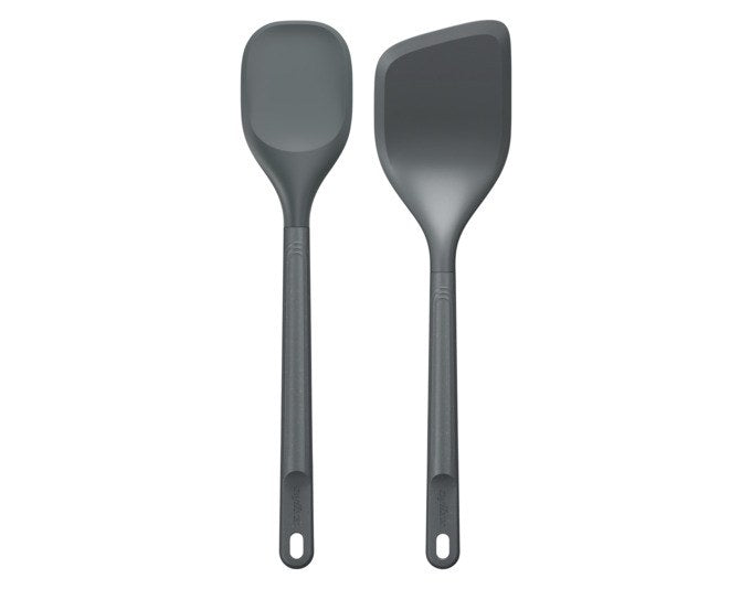 Zweiteiliges ZYLISS Küchenhelfer-Set in Grau: Spatellöffel mit Silikonkopf und abgewinkelter Pfannenwender, Griffe aus Weizenstrohmaterial.