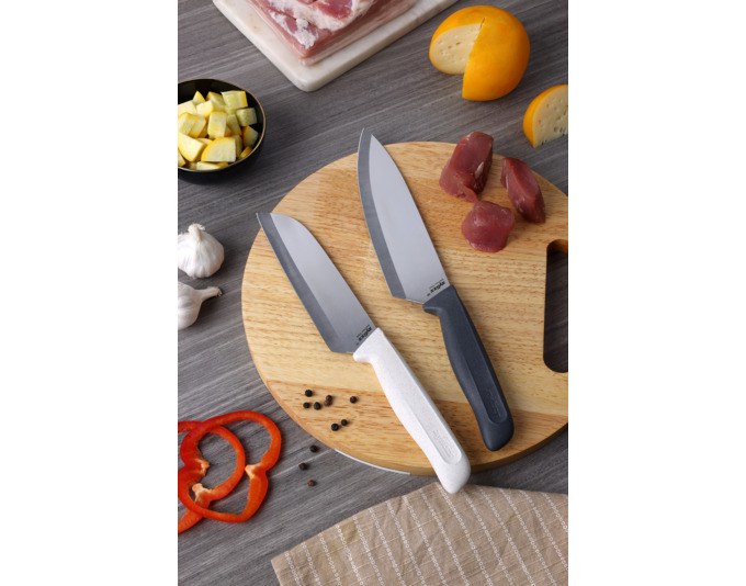 Zwei Messer des ZYLISS Messerset Classic mit anthrazit-violetten Weizenstroh-Griffen und Edelstahlklingen, teils mit durchsichtiger Schutzhülle.