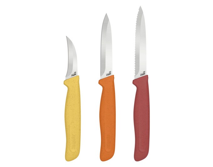 Drei ZYLISS Rüstmesser mit Edelstahlklingen in Orange, Rot und Gelb, ergonomische Griffe aus Weizenstrohmaterial, mit Klingenschutz.