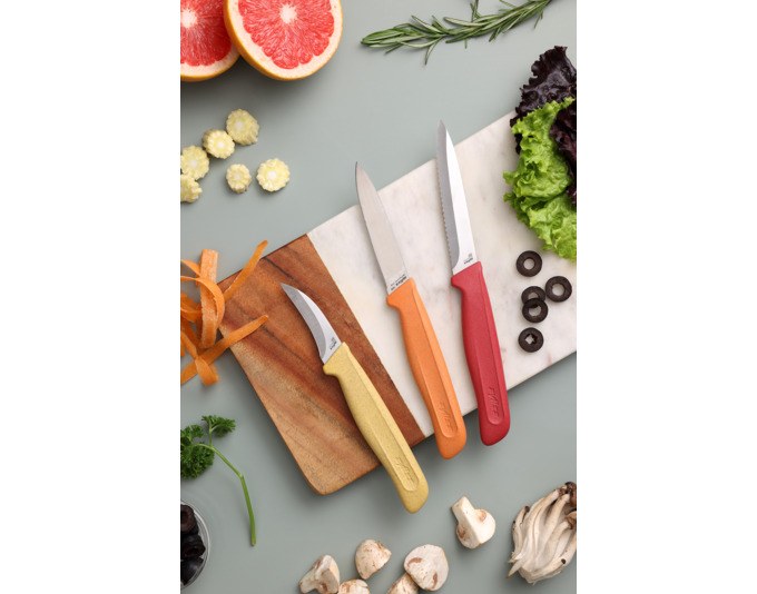 Drei ZYLISS Rüstmesser mit Edelstahlklingen in Orange, Rot und Gelb, ergonomische Griffe aus Weizenstrohmaterial, mit Klingenschutz.