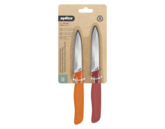 Zwei ZYLISS Rüstmesser in Rot und Orange mit Edelstahlklingen, eines glatt und eines mit Wellenschliff, Griffe aus Weizenstrohmaterial, mit Klingenschutzhüllen.