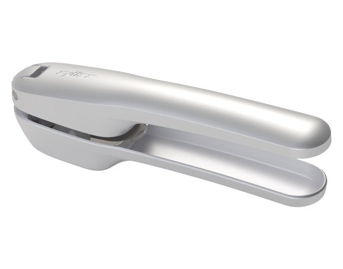 Silberfarbene Knoblauchpresse Susi 4 von ZYLISS aus Aluminiumguss mit Schwenkgittermechanismus aus Edelstahl und verlängerten Griffen.