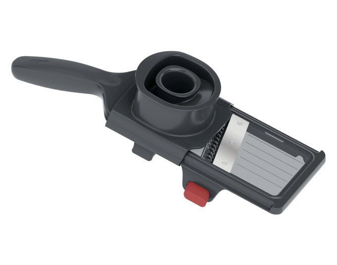 Produktbild des ZYLISS Gemüsehobels Mandoline in Schwarz und Rot mit durchsichtigem Schneidbett und Kunststoffgriff, Ansicht von oben.