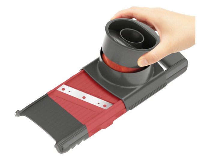 Schwarz-roter ZYLISS Gemüsehobel und Reibe 4in1 mit Einfüllrohr, Schieber, austauschbaren Klingen und Reiben auf rutschfesten Füssen.