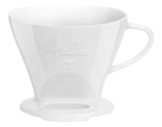 Weisser Porzellan-Kaffeefilter Melitta 102 mit Innenrippen, zwei Auslässen und seitlichen Öffnungen für die Handfilter-Zubereitung von Kaffee.