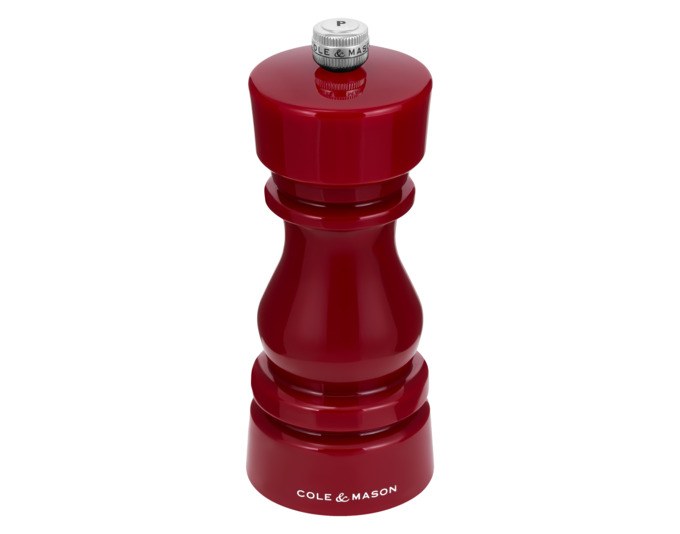 Rote Pfeffermühle aus Acryl der Marke COLE&MASON, zylindrische Form, Höhe 15 cm, mit sichtbarem Mahlwerk am oberen Ende.