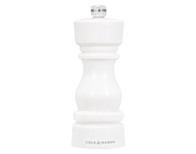 Weisse Salzmühle London von COLE&MASON aus Acryl, 15 cm hoch, mit sichtbarem Keramikmahlwerk und schlanker zylindrischer Form.