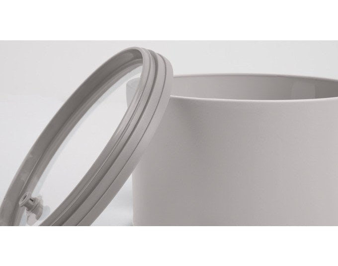 Runde Vorratsdose Tondo M von BLIMPLUS in Silk-Grau mit transparentem Deckel und seitlichen Sichtfenstern, stapelbares Design.