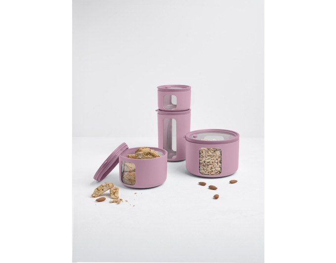 Vier stapelbare Vorratsdosen der Serie Tondo von BLIMPLUS in Mauve, unterschiedliche Grössen mit transparenten Deckeln und seitlichen Fenstern.