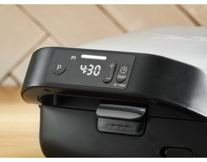 Silberner und schwarzer TEFAL Waffel- und Sandwichgrill Snack Collection mit digitaler Anzeige und zwei austauschbaren Grillplatten.