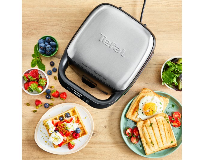 Silberner und schwarzer TEFAL Waffel- und Sandwichgrill Snack Collection mit digitaler Anzeige und zwei austauschbaren Grillplatten.