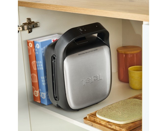 Silberner und schwarzer TEFAL Waffel- und Sandwichgrill Snack Collection mit digitaler Anzeige und zwei austauschbaren Grillplatten.