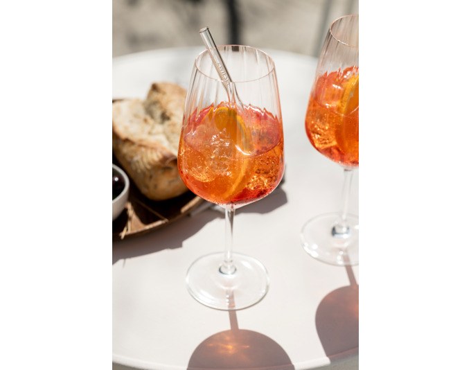 Vier transparente SCHOTT ZWIESEL Spritzgläser Blossom 130 aus Tritan Kristallglas mit blütenartiger Kelchform und strukturierter Oberfläche.