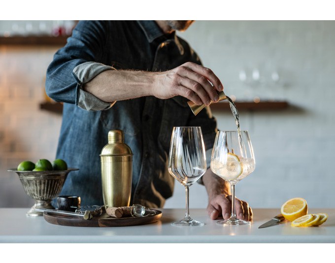 Vier transparente SCHOTT ZWIESEL Spritzgläser Blossom 130 aus Tritan Kristallglas mit blütenartiger Kelchform und strukturierter Oberfläche.