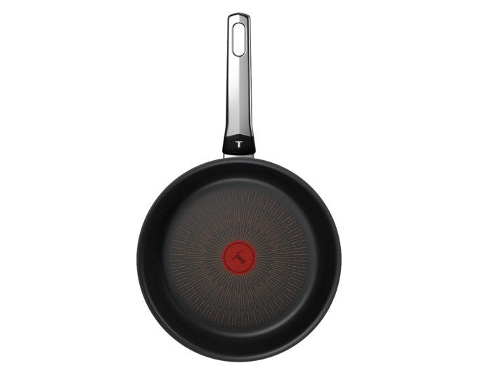Schwarze TEFAL Bratpfanne Excellence G7 mit 24 cm Durchmesser, Antihaftbeschichtung und Chromgriff, Ansicht von schräg oben auf hellem Hintergrund.