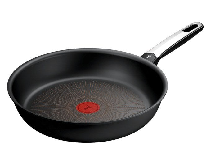 Schwarze TEFAL Bratpfanne Excellence G7 mit 28 cm Durchmesser, Antihaftbeschichtung und Chrom-Silber Griff auf weissem Hintergrund.
