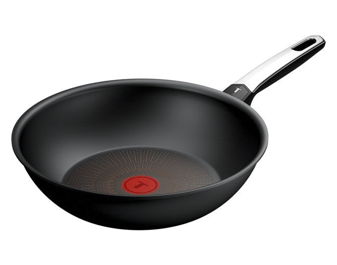 Schwarze TEFAL Wokpfanne Excellence G7 mit Durchmesser 28 cm, tiefer Wokform und Antihaftbeschichtung auf schwarzem Untergrund fotografiert.