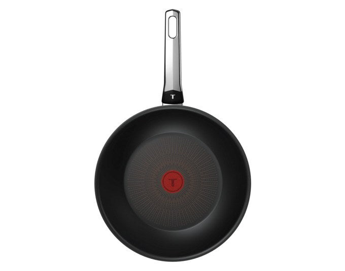 Schwarze TEFAL Wokpfanne Excellence G7 mit Durchmesser 28 cm, tiefer Wokform und Antihaftbeschichtung auf schwarzem Untergrund fotografiert.