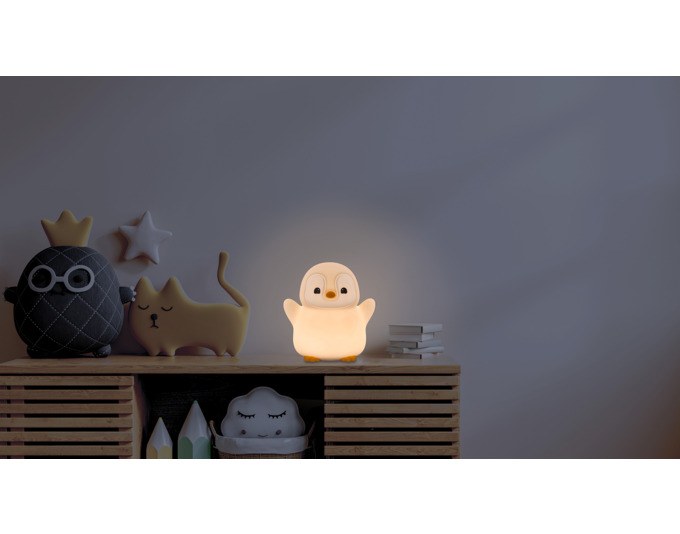 Nachtlicht in Pinguinform aus hellgrauem Soft-Silikon, kompakte Grösse für Kinderzimmer, mit USB-Anschluss zum Aufladen.