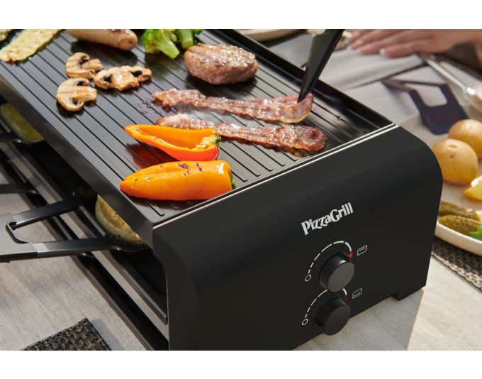 Schwarzer STÖCKLI Tischgrill PizzaGrill 4 Connect Set mit Wende-Grillplatte, acht Pfännchen und Kunststoffspachteln auf hellem Hintergrund.