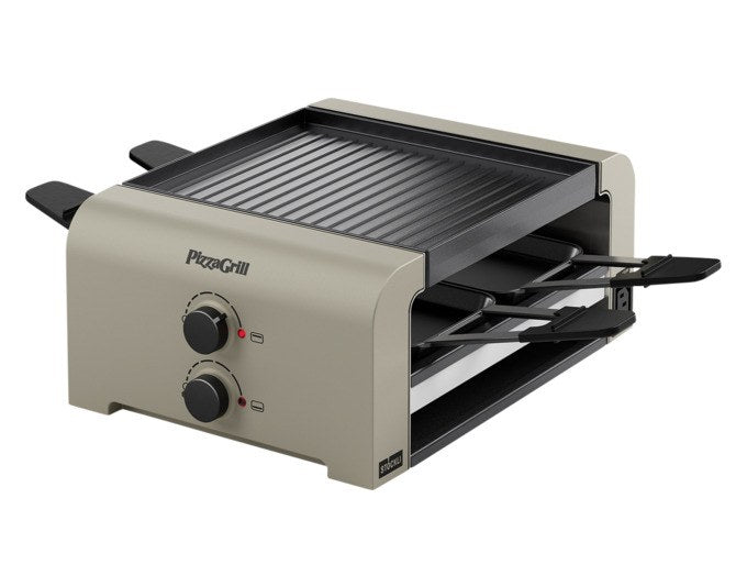 STÖCKLI Tischgrill PizzaGrill 4 Connect in Ivory Gold mit wendbarer Aluguss-Grillplatte, vier Pfännchen und Kunststoffspachteln auf dem Esstisch.