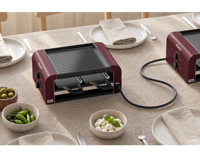 Roter STÖCKLI Tischgrill PizzaGrill 4 Connect mit vier antihaftbeschichteten Pfännchen, wendbarer Aluguss-Grillplatte und Teigausstecher.