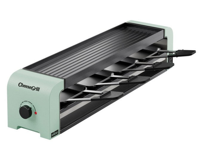 Mint grüner STÖCKLI CheeseGrill 4 Connect mit vier antihaftbeschichteten Pfännchen und wendbarer Aluguss-Grillplatte auf hellem Hintergrund.