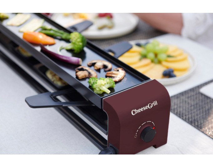 Produktfoto des STÖCKLI CheeseGrill 2 Connect in Merlot Red mit zwei antihaftbeschichteten Pfännchen und wendbarer Aluguss-Grillplatte.