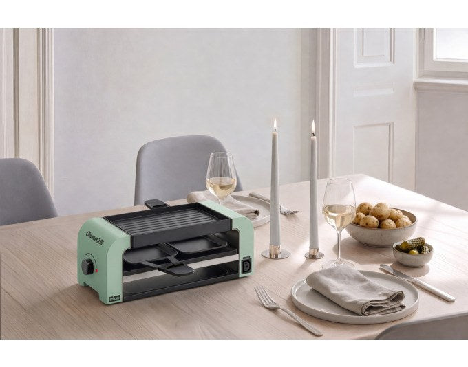 STÖCKLI CheeseGrill 2 Connect in Mint Green mit zwei antihaftbeschichteten Pfännchen, wendbarer Aluguss-Grillplatte und Kunststoffspachteln auf hellem Untergrund