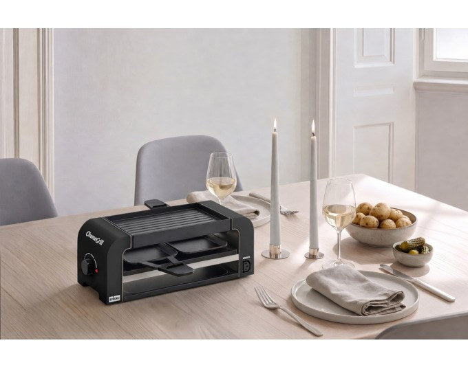 Schwarzer STÖCKLI Tischgrill CheeseGrill 2 Connect mit zwei antihaftbeschichteten Pfännchen und wendbarer Grillplatte, Ansicht von vorne.