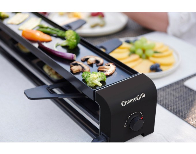 Schwarzer STÖCKLI Tischgrill CheeseGrill 2 Connect mit zwei antihaftbeschichteten Pfännchen und wendbarer Grillplatte, Ansicht von vorne.