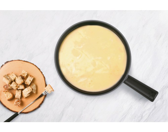 Schwarzes Fondue-Set STÖCKLI Pilatus Wood Classic mit Gusseisen-Caquelon, goldenem Alp-Dekor, Holzeinsatz-Rechaud und sechs Fonduegabeln.