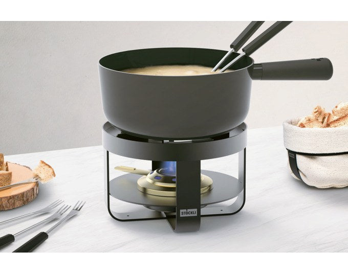 Schwarzes Fondueset STÖCKLI Pilatus Steel Emotion mit rundem Caquelon aus Stahl-Email, Rechaud, Pastenbrenner und sechs Käsefonduegabeln.