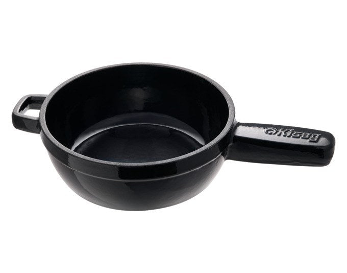 Schwarzes Fonduecaquelon aus emailliertem Gusseisen mit Durchmesser 18 cm und Höhe 6.5 cm, rundes Modell mit Griff.