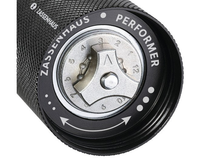 Schwarze Pfeffer-/Gewürzmühle ZASSENHAUS Performer aus strukturiertem Aluminium, zylindrische Form, Höhe 12.8 cm, Durchmesser 5 cm.