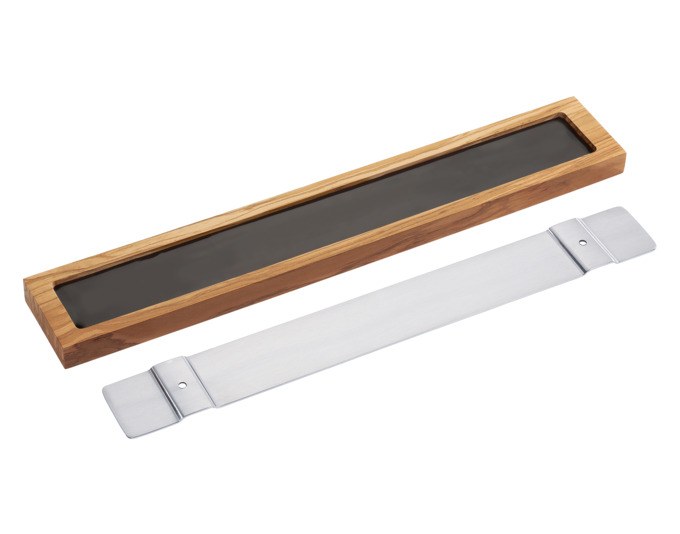 Braune Magnetleiste aus Echtholz mit individueller Maserung, 40 cm lang, an der Wand montiert, mit fünf Küchenmessern befestigt.