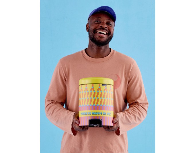 Mehrfarbiger BRABANTIA Treteimer NewIcon Yinka Ilori mit Pedal, Kunststoffdeckel und herausnehmbarem Einsatz, Fassungsvermögen 5 Liter.