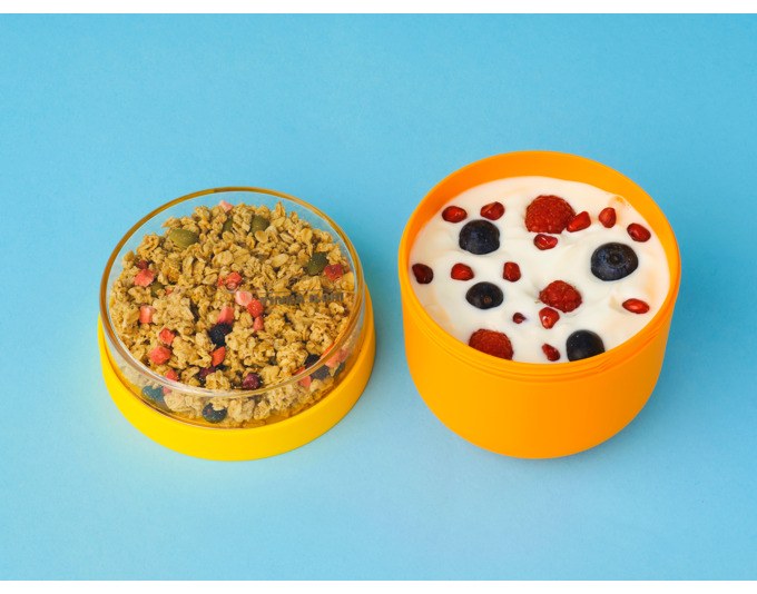 Mehrfarbiges 3-teiliges Kunststoff-Lunchset von BRABANTIA mit Wasserflasche, runder Frühstücksschale und Salatschüssel mit Deckel, freigestellt fotografiert.